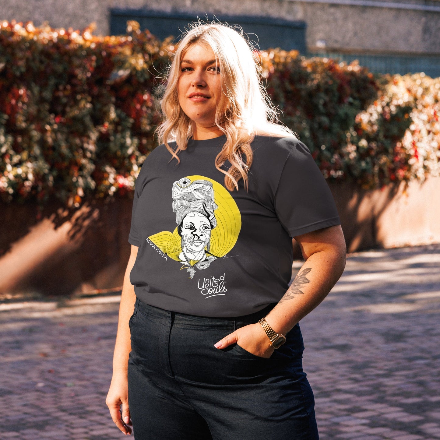 Aoua Keïta I Le t-shirt unisexe en coton biologique United Souls - Des visages, une lutte, un héritage à porter !