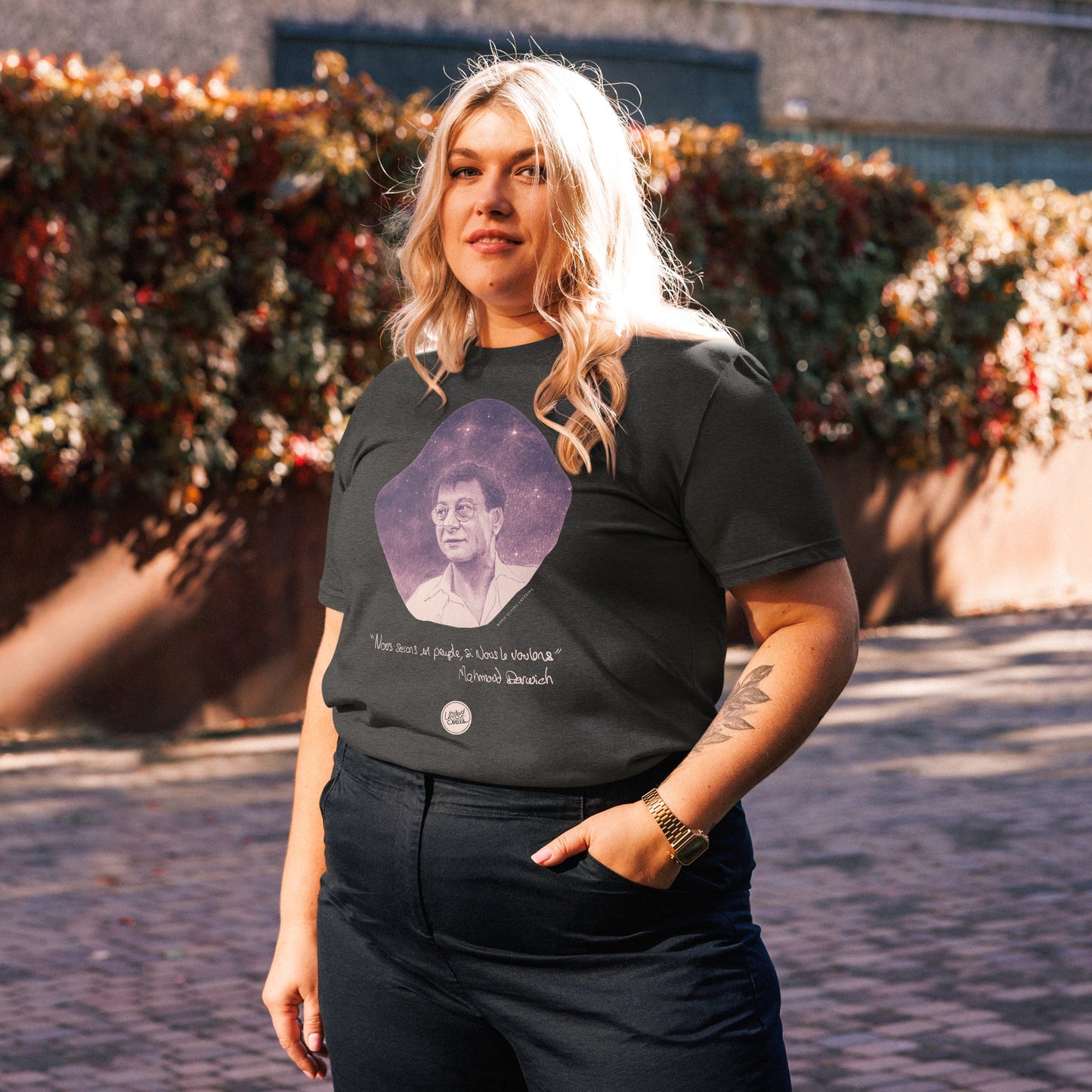 Mahmoud Darwich I Le t-shirt unisexe en coton biologique United Souls - Des visages, une lutte, un héritage à porter !