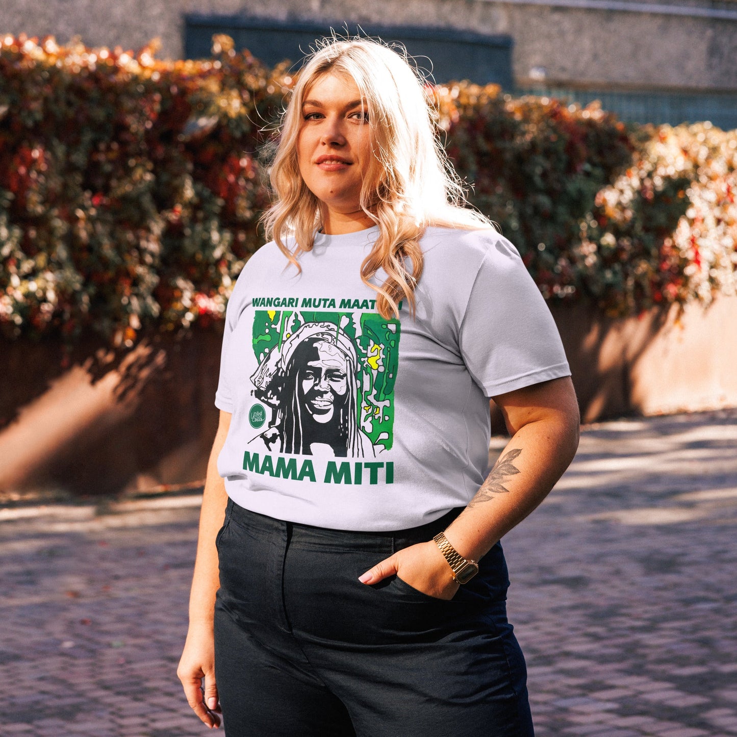 Wangari Muta Maathai | Le t-shirt unisexe en coton biologique United Souls - Des visages, une lutte, un héritage à porter !