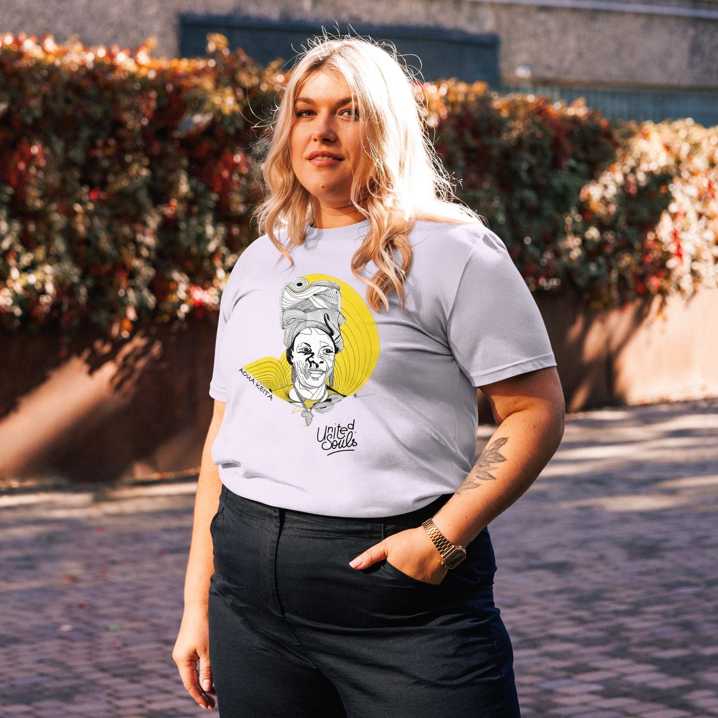 Aoua Keïta I Le t-shirt unisexe en coton biologique United Souls - Des visages, une lutte, un héritage à porter !