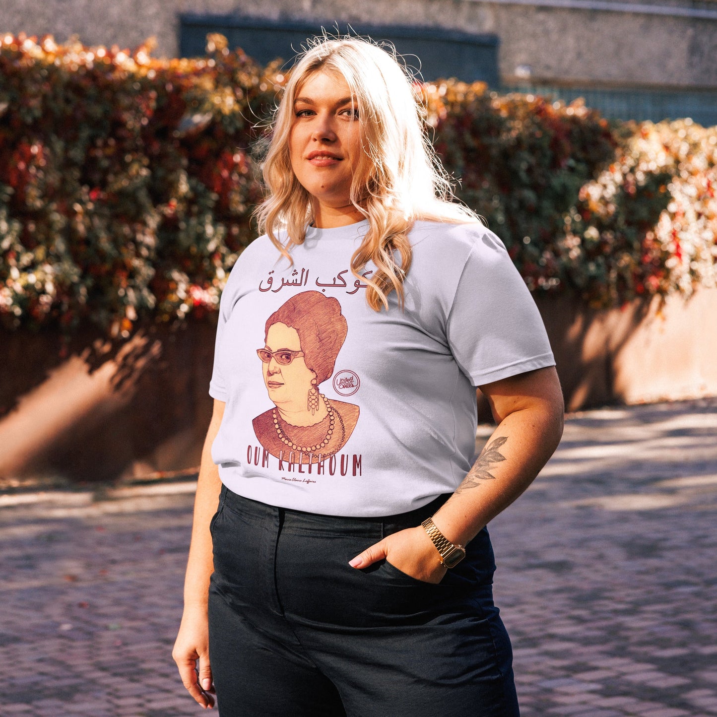 Oum Kalthoum I Le t-shirt unisexe en coton biologique United Souls - Des visages, une lutte, un héritage à porter !